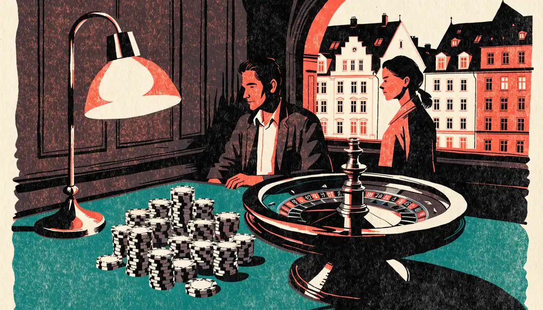 Elegant grüner Spieltisch mit gestapelten Chips und Roulette-Rad in stilvollem deutschen Interieur bei Abendlicht