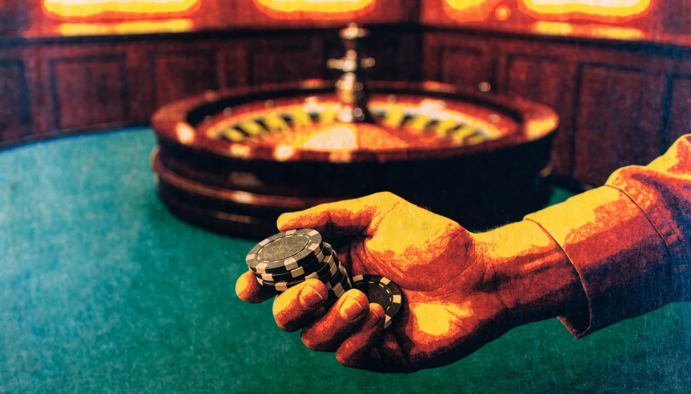 Hand mit Spielchips vor Roulette-Tisch in einer Spielhalle