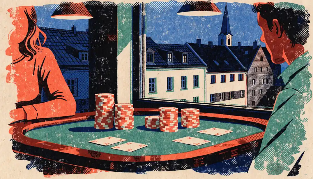 Pokertisch in moderner deutscher Lounge bei Dämmerung mit Chipstapeln und verdeckten Karten